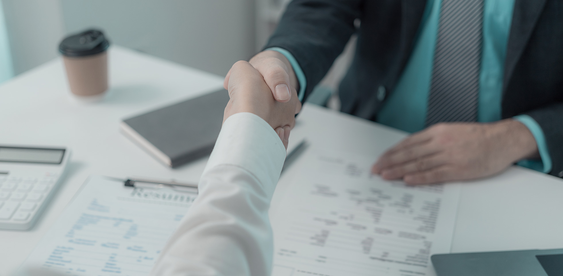 Homme d'affaires se serrant la main pour féliciter un nouvel employé lors d'un entretien d'embauche après une réunion dans le bureau de l'employeur après un entretien d'embauche. Concept d'emploi et de recrutement. Ressources Humaines