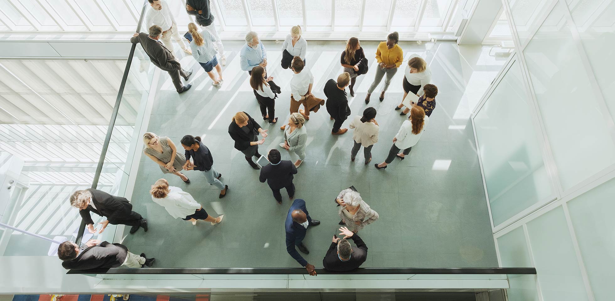 Gruppe von Geschäftsleuten im Kongresszentrum, Kaffeepause. Symbolbild demografischer Wandel